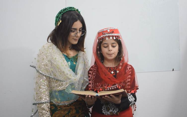 Teacher Blends Kurdish and English Lessons for Children in Iran’s Mahabad